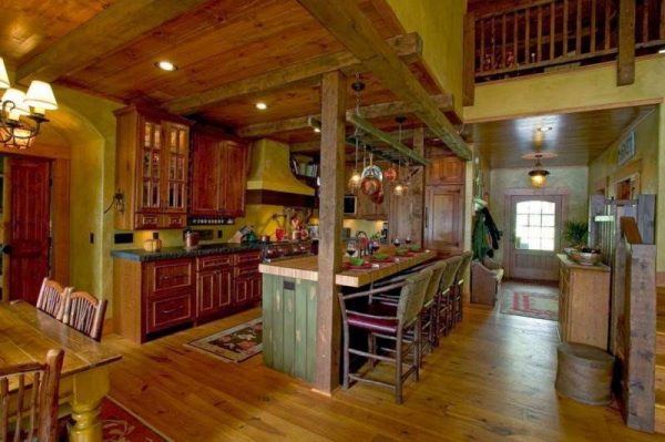 интерьер кухни в деревянном доме в американском стиле