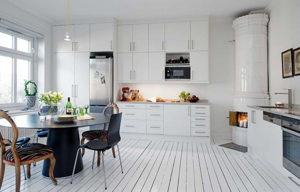 интерьер кухни в деревянном доме в скандинавском стиле