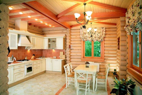 светлая кухня в деревянном доме