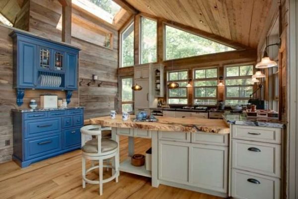 интерьер сине-голубой кухни в деревянном доме