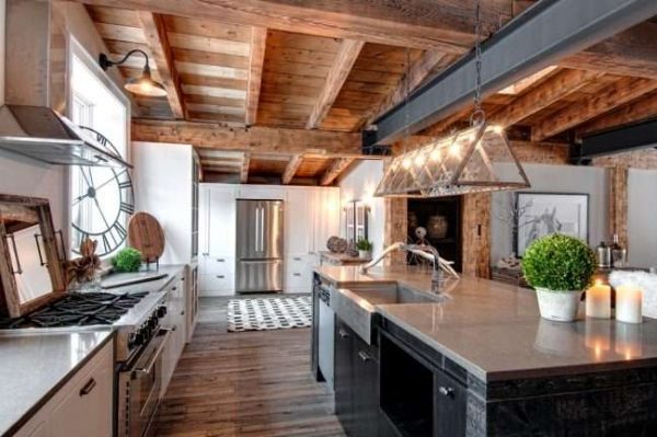 деревянный потолок с балками на кухне