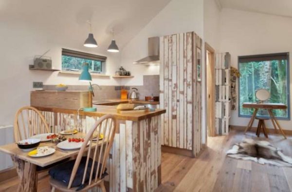 кухня в деревянном доме со стенами из гипсокартона