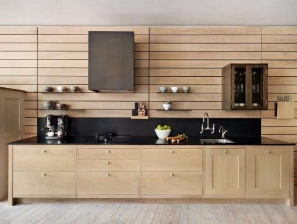 деревянный гарнитур с панелями на стене кухни в деревянном доме