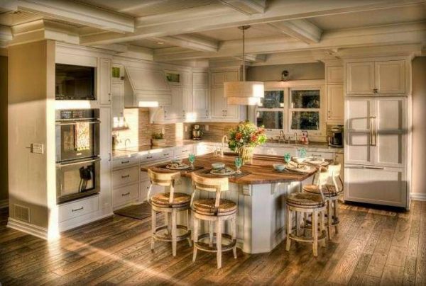 интерьер светлой кухни в деревянном доме