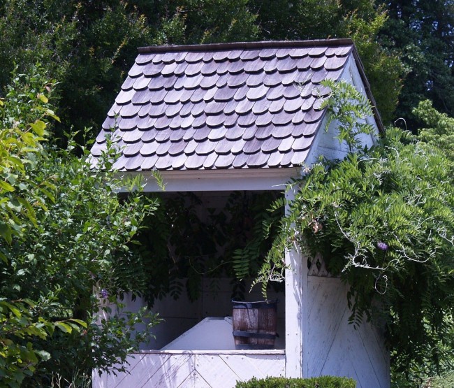 Главной функцией домика колоца является защита воды от воздействия загрязнений и прямого солнечного света