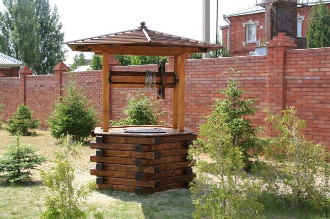 Домик для колодца с деревянным шестигранным основанием