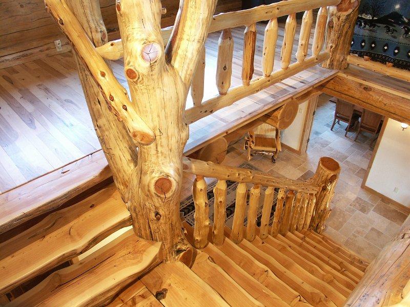 Лестница из бревна отлично впишется в кантри или этно стиль