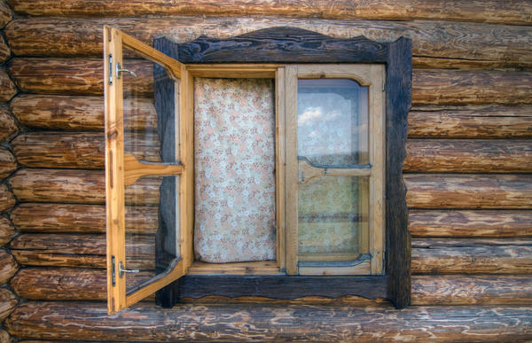 Окно в деревянном доме
