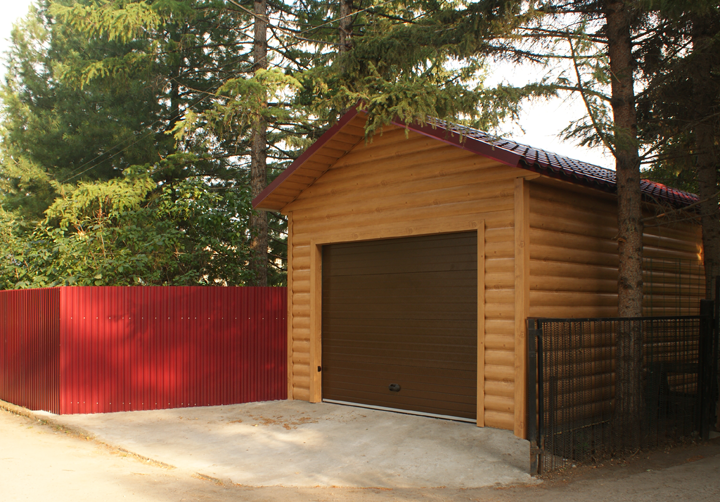 И гараж можно обшить так, что он будет вписываться в «деревянный» интерьер участка