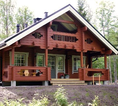 Современные краски не только эффективно защищают, но и украшают фасад деревянного дома.