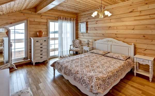 Дизайн спальни в доме из сруба